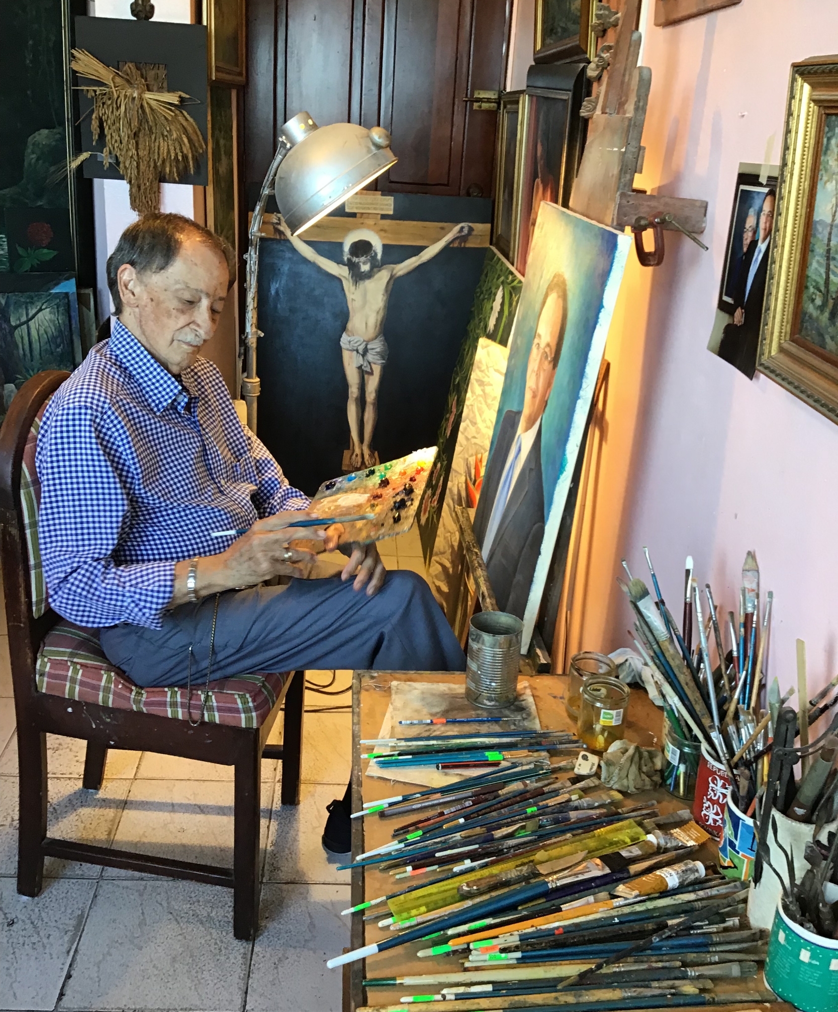 El profesor Julio Llort en su cuidado estudio. La foto tomada por su hija Isaura Llort.