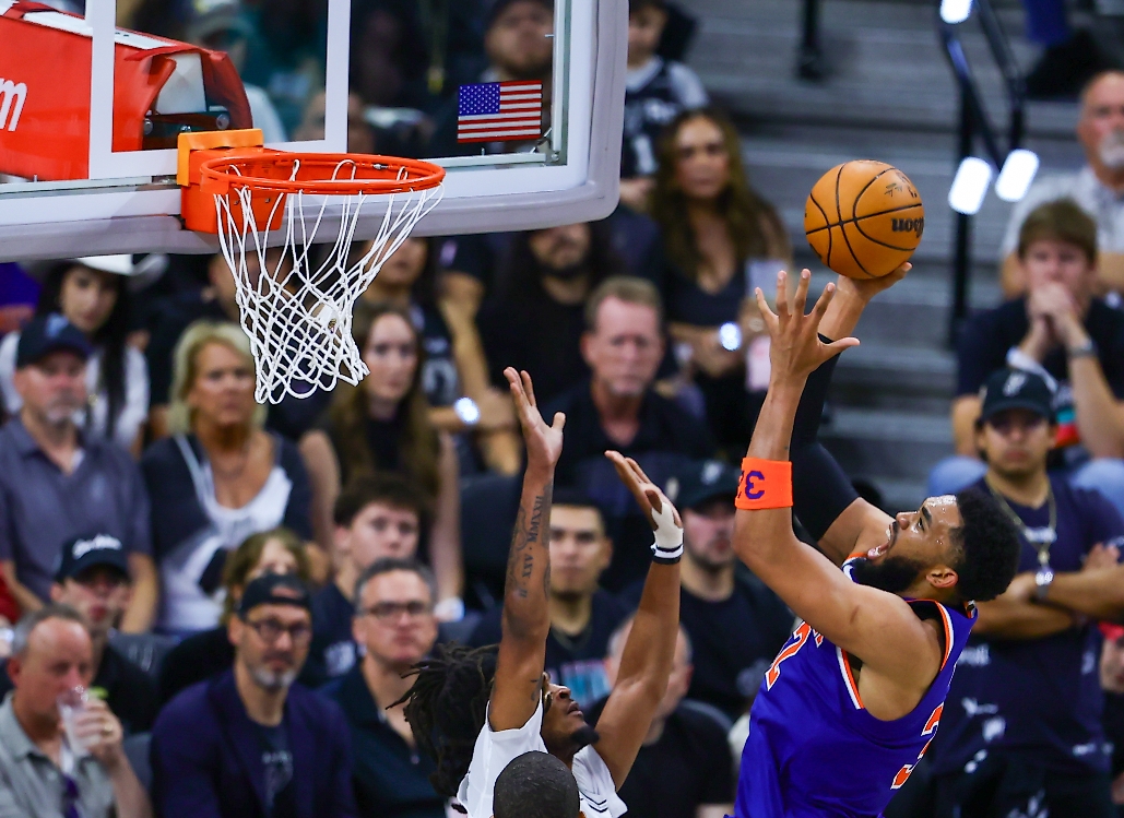 El dominicano Karl-Anthony Towns, de los Knicks, impulsa el balón hacia la canasta en la victoria de su equipo ante los Spurs.