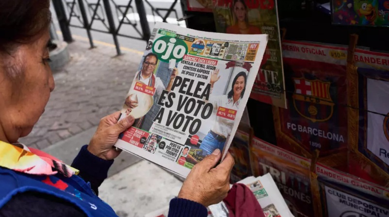 Portada de un periódico de Lima, 8 de junio de 2026. Foto AP/Rodrigo Abd - Rodrigo Abd