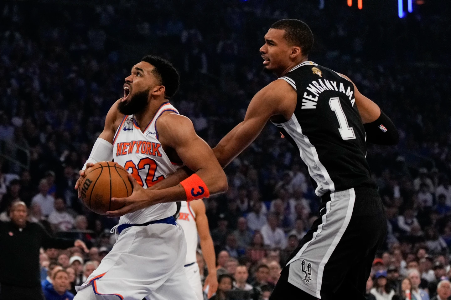 Victor Wembanyama defiende contra Karl-Anthony Towns