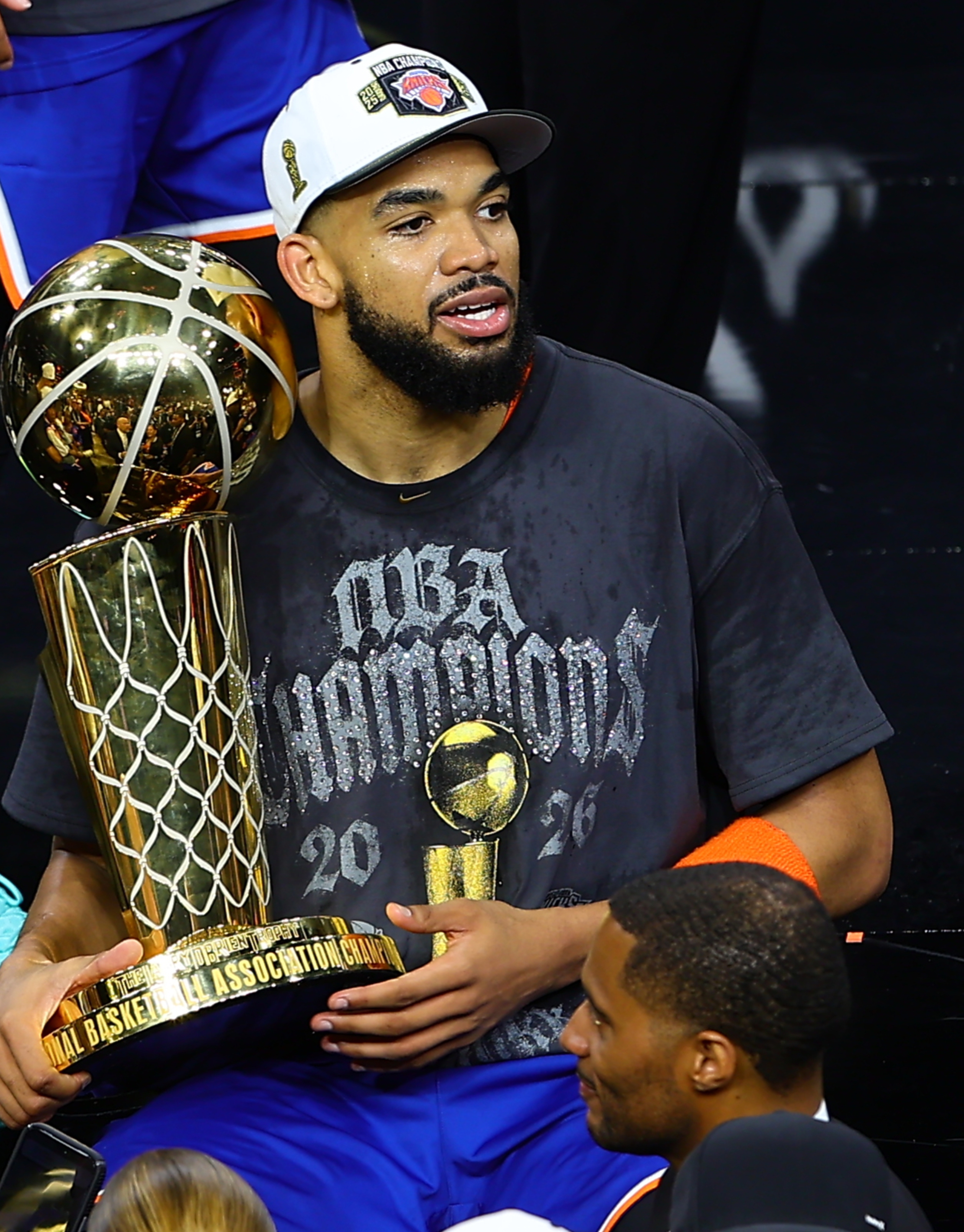 El dominicano Karl-Anthony Towns, de los New York Knicks, celebra, con el trofeo en las manos, tras proclamarse campeón de la NBA.