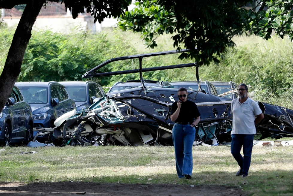 Restos de un helicóptero se encuentran en el estacionamiento de un concesionario de automóviles donde, según la policía, dos helicópteros chocaron en el aire y se estrellaron, en Río de Janeiro, Brasil, el domingo 14 de junio de 2026. (Foto AP/Bruna Prado)
