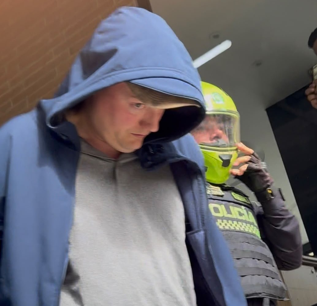 El hombre fue arrestado el domingo después de que personas que pasaban por el edificio alertaran a la policía de que presuntamente estaba abusando de un menor en el balcón.