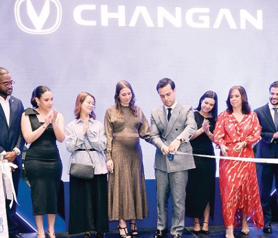 Corte de cinta inaugural del nuevo showroom.