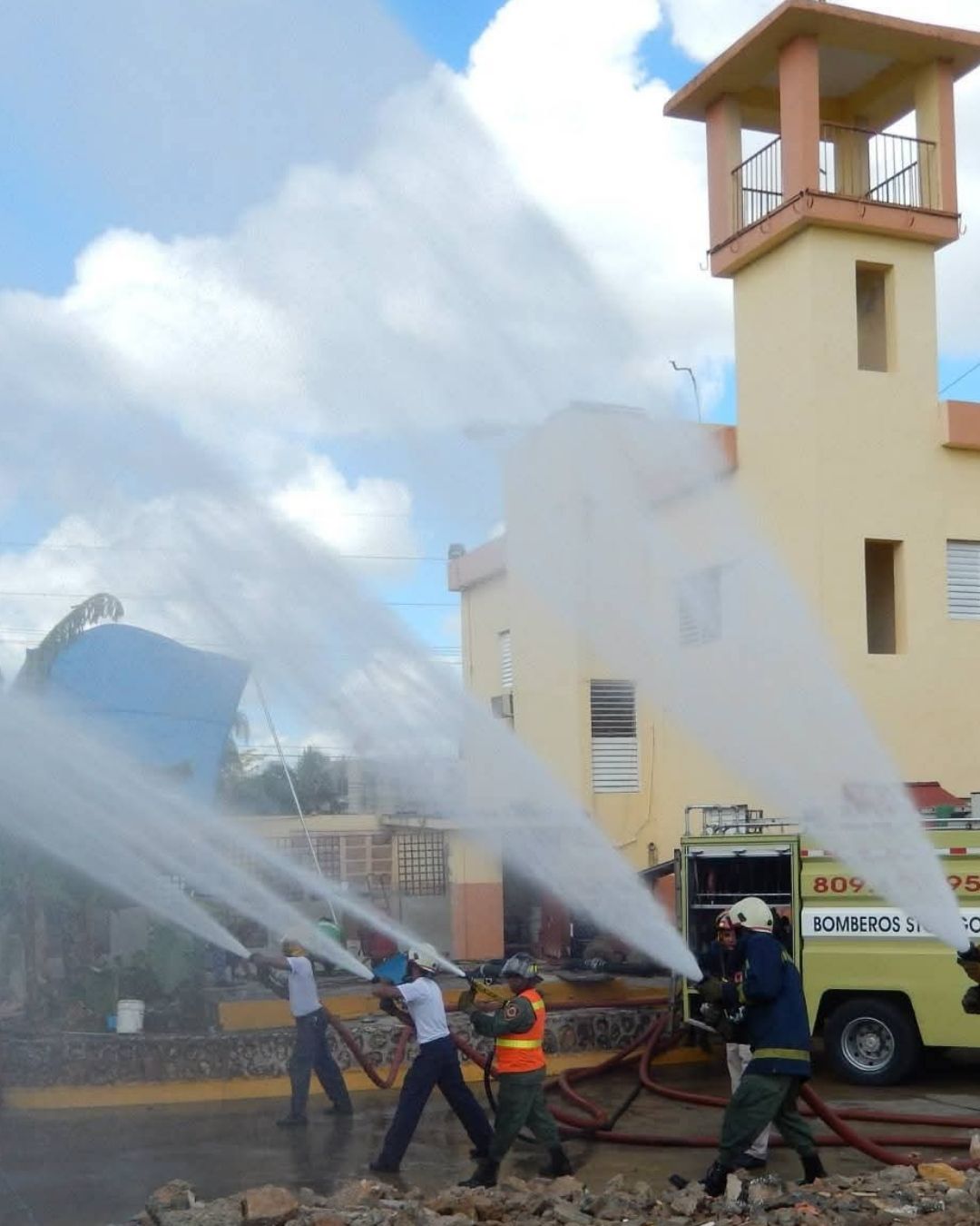 Bayahíbe, La Altagracia. – Un incendio registrado este viernes en las instalaciones del hotel Viva generó una amplia movilización de organismos de socorro en el Distrito Municipal de Bayahíbe, donde brigadas trabajan para contener las llamas y proteger las zonas no afectadas del complejo turístico. Unidades del Cuerpo de Bomberos y del Sistema Nacional de Atención a Emergencias y Seguridad 9-1-1 desplegaron camiones cisterna, equipos especializados y personal capacitado en tareas de extinción, con el objetivo de controlar la situación y evitar que el incendio se expanda a zonas aledañas. El operativo de respuesta incluye maniobras de contención en los puntos más comprometidos, manteniendo un perímetro de seguridad para garantizar la integridad de los visitantes y empleados del hotel. Hasta el momento, las autoridades no han ofrecido un informe oficial sobre las causas del siniestro ni la magnitud de los daños materiales causados ​​en las instalaciones.