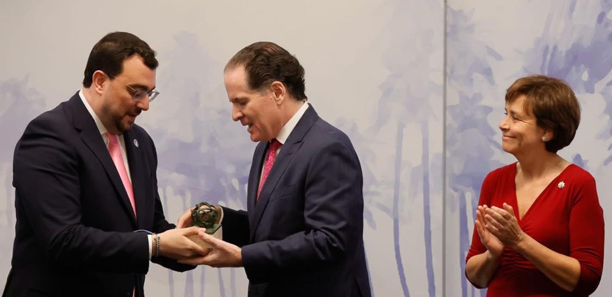 Manuel Corripio recibe en representación de su padre, el empresario José Luis “Pepín” Corripio Estrada, reconocido con el premio “Álvarez Margaride”.