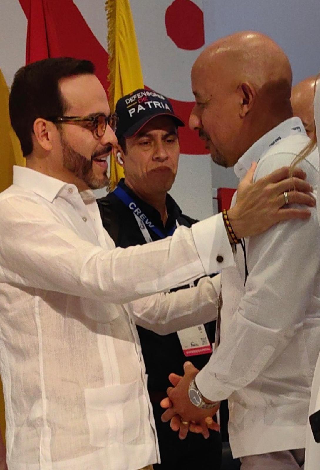La foto muestra al alcalde de Lawrence, Brian DePeña, junto al ganador virtual de este domingo en Colombia, Abelardo de la Espriella.