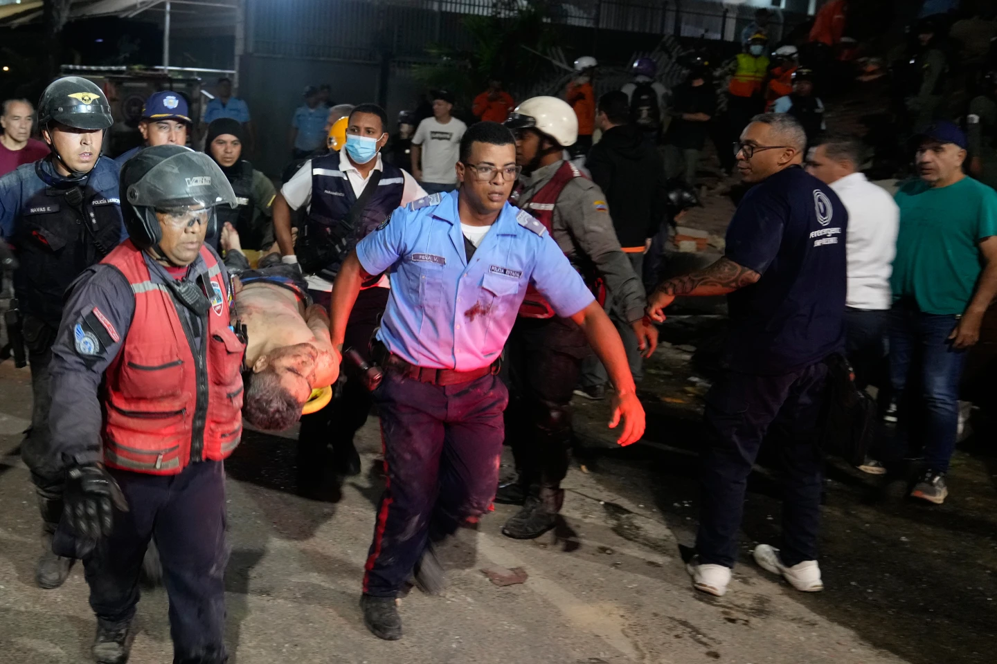 Personal de rescate transporta a un hombre herido tras un terremoto en Caracas.