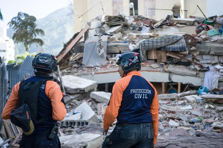 Miembros de Protección Civil participan, este 25 de junio de 2026, en la remoción de escombros y búsqueda de sobrevivientes entre edificios derrumbados por sismos, en el municipio de Chacao, al oriente de Caracas (Venezuela). EFE/Boris Vergara