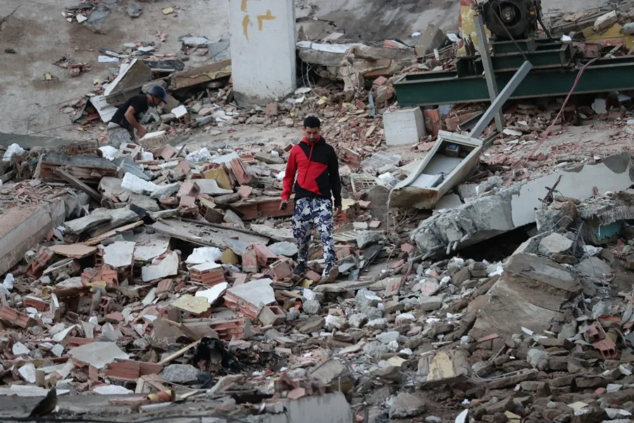 Un habitante camina entre los escombros de edificios derrumbados por los terremotos, en la localidad de Catia La Mar, en el estado costero de La Guaira (Venezuela), este jueves. EFE/ Ronald Peña R.