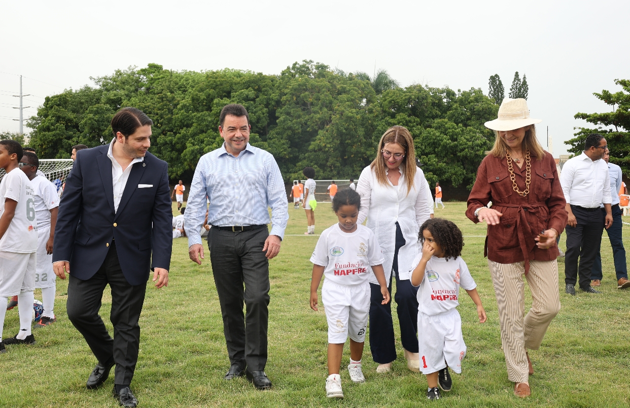 La Infanta Elena de Borbón con Elvira Vega, directora general de Fundación Mapfre y directivos de la entidad en el Hogar Escuela Santo Domingo Savio.