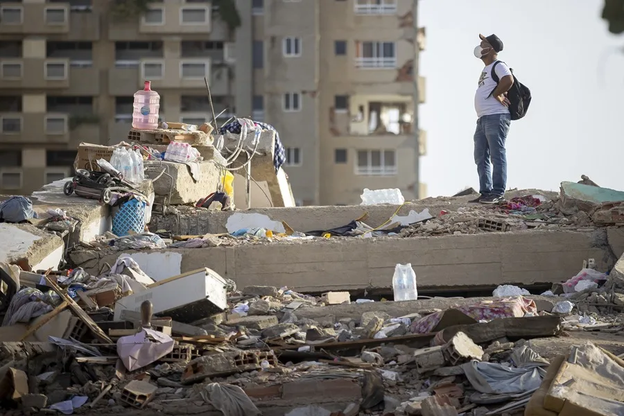 Detalle de un edificio demolido en Catia la Mar, Venezuela, mientras continúa la búsqueda entre los escombros de los edificios. EFE/Ronald Peña R