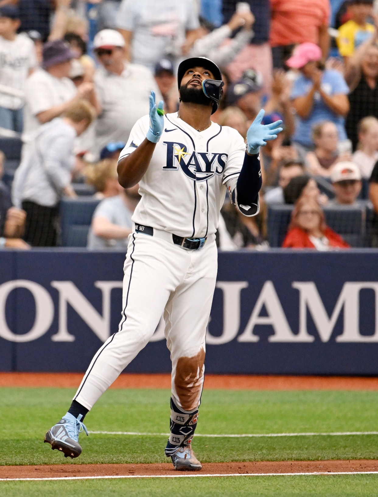 Junior Caminero de los Tampa Bay Rays celebra mientras recorre las bases después de su jonrón durante la quinta entrada de un juego de béisbol contra los Diamondbacks de Arizona, el domingo 28 de junio de 2026, en St. Petersburg, Florida (Foto AP/Jason Behnken)
