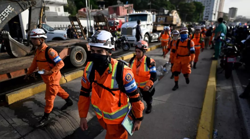 Equipos de rescate salvadoreños en Caraballeda, en el estado de La Guaira, Venezuela, el 26 de junio de 2026