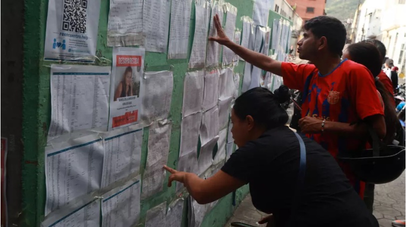 Personas buscando los nombres de los desaparecidos tres días después del doble terremoto que sacudió La Guaira, en Venezuela, el miércoles 24 de junio de 2026. © Javier Campos / AP