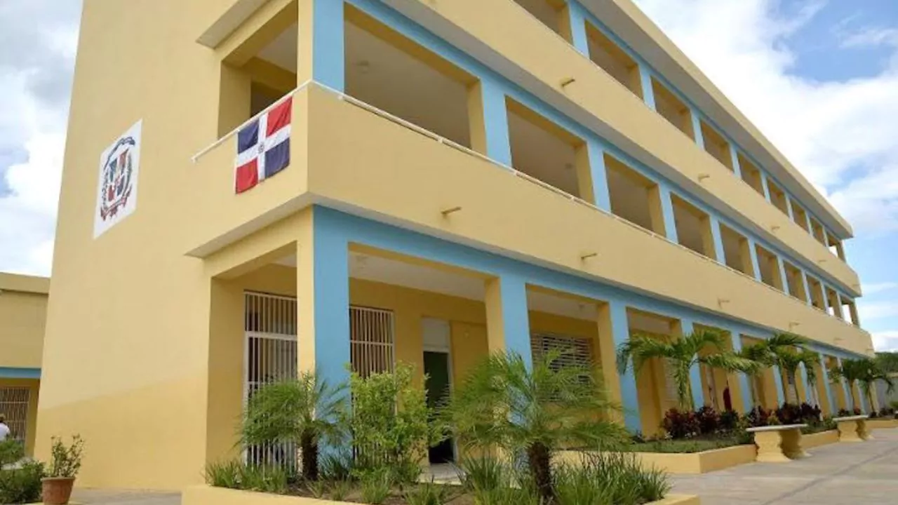 Edificio escolar con bandera dominicana