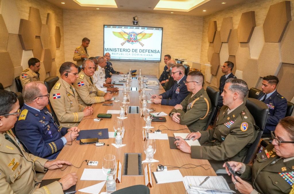 Ministro de Defensa se reúne con delegación del Comando Sur de EE.UU.