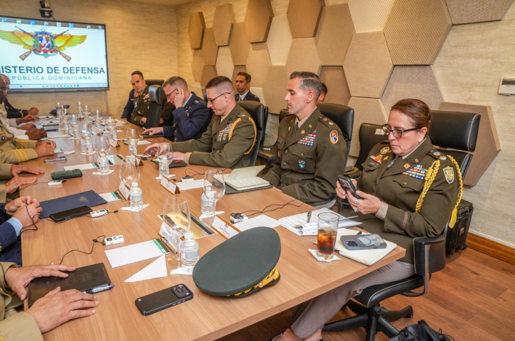 Ministro de Defensa se reúne con delegación del Comando Sur de EE.UU.
