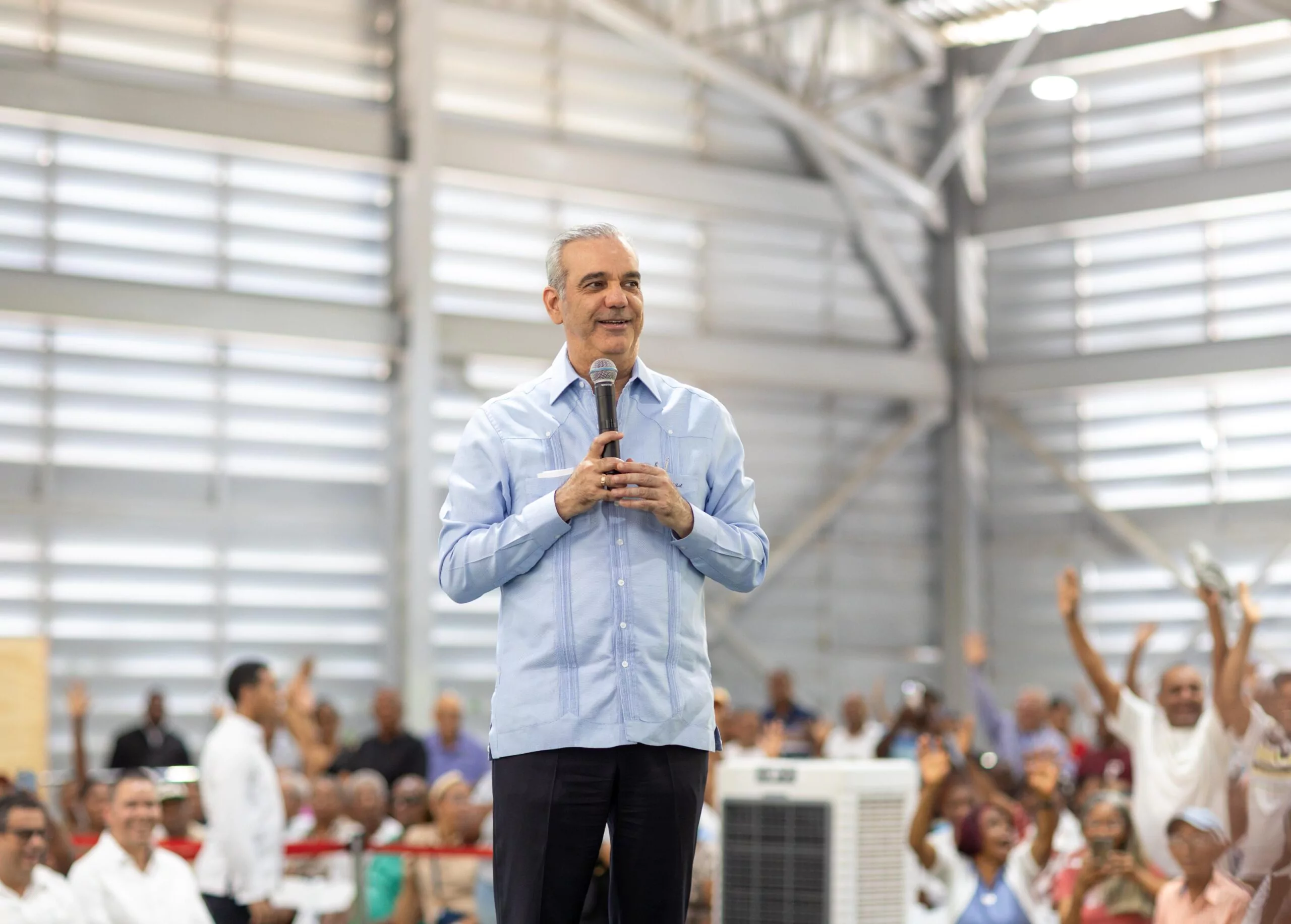 Luis Abinader habla durante la entrega de títulos de propiedad a familias de Domingo Savio