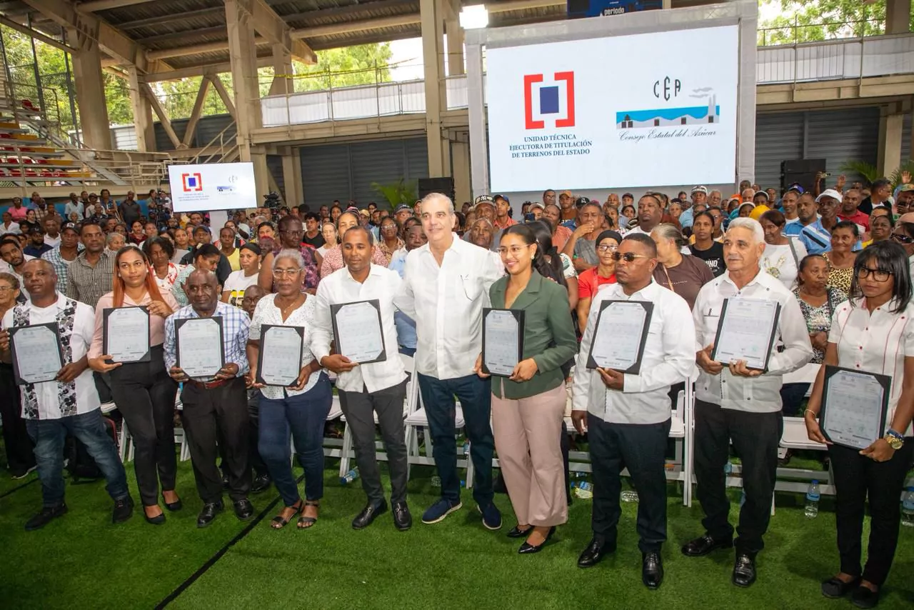 Abinader entrega más de 1.000 títulos de propiedad y da seguridad jurídica a miles de familias en Santo Domingo