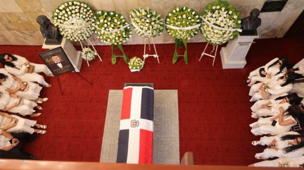 República Dominicana despide al cantante Alex Bueno; artistas asisten y dan su último adiós  