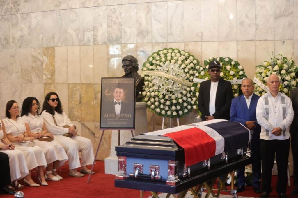 República Dominicana despide al cantante Alex Bueno; artistas asisten y dan su último adiós  