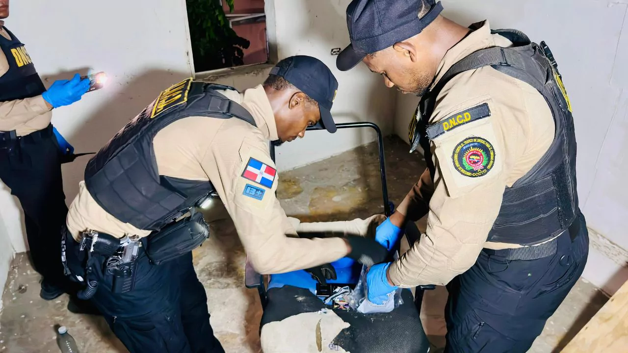 Agentes de la DNCD revisan un paquete durante operativo antidrogas en Santo Domingo Oeste