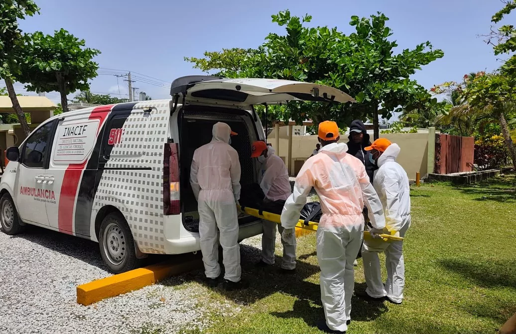 Personal forense traslada en camilla a una víctima tras ahogarse en Playa Brava