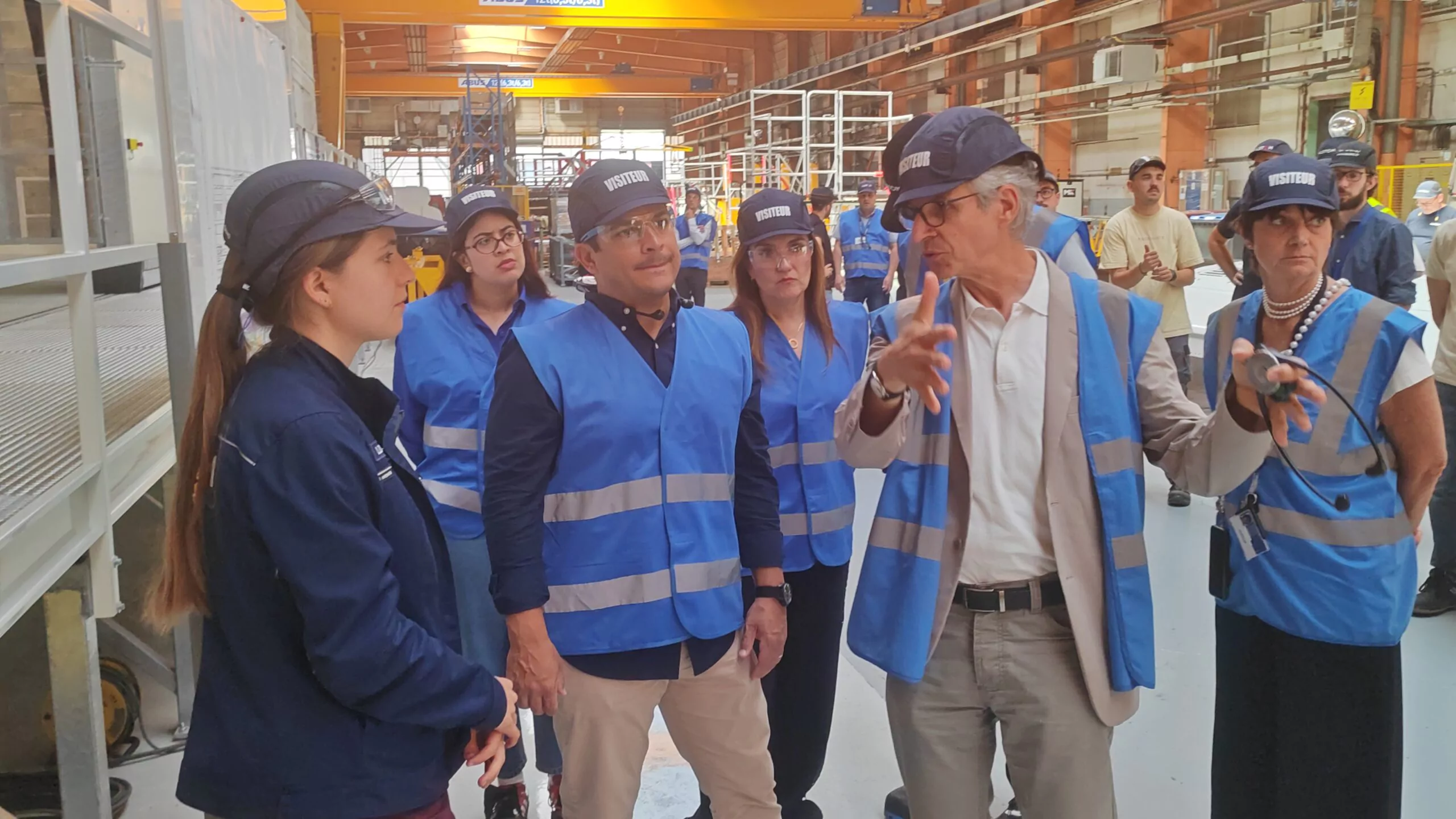 Un equipo con chalecos protectores recorre una instalación industrial durante una inspección técnica