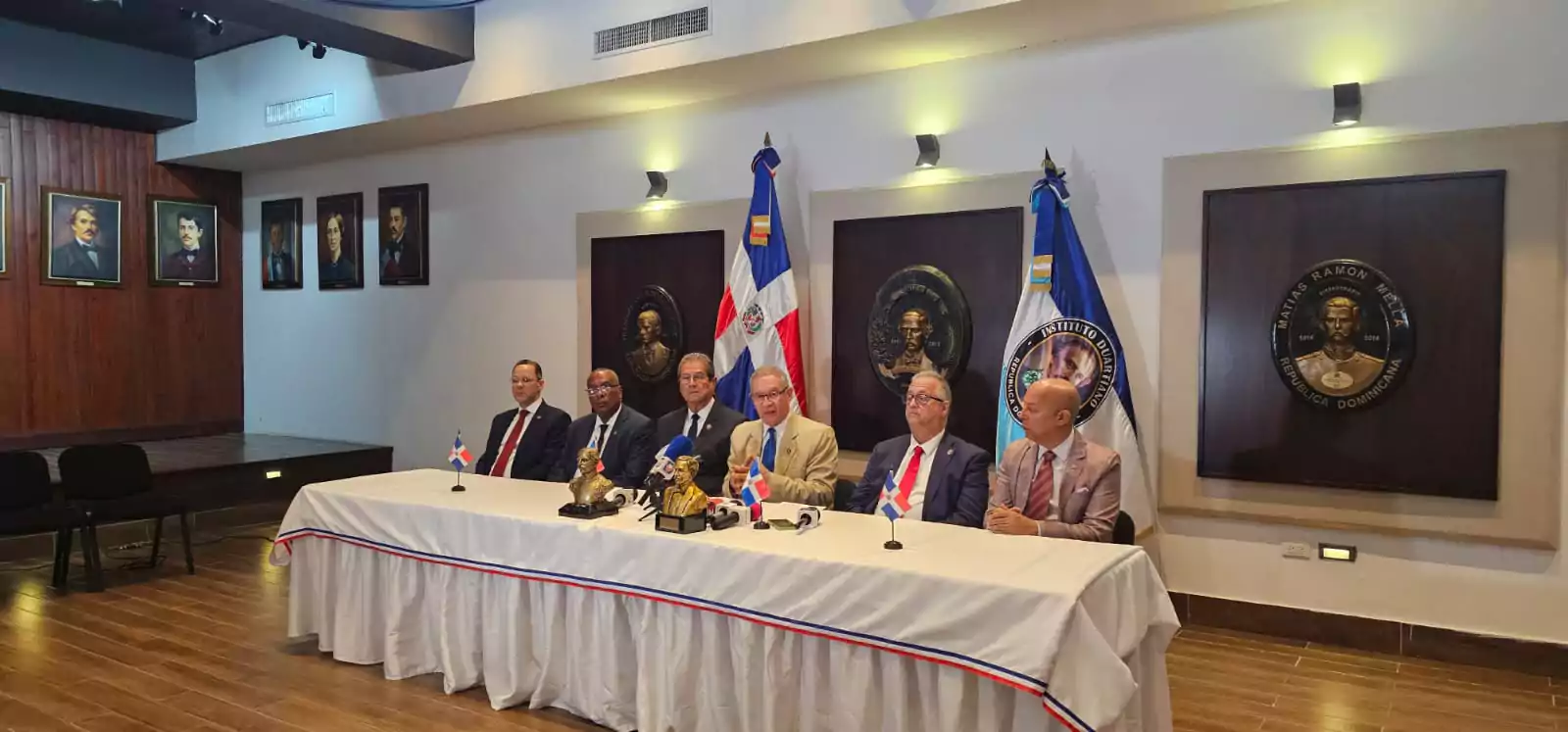Directivos del Instituto Duartiano en rueda de prensa sobre plazas en escuelas públicas dominicanas