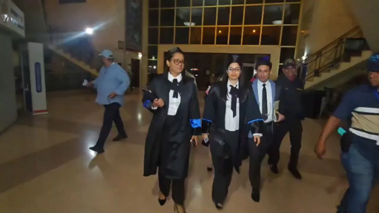 Abogados y personal judicial recorren el juzgado de Santiago durante la audiencia del caso Onco14