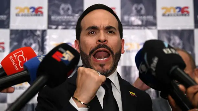 Abelardo de la Espriella, hablando frente a la prensa en marzo de 2026 durante un acto en Cali.