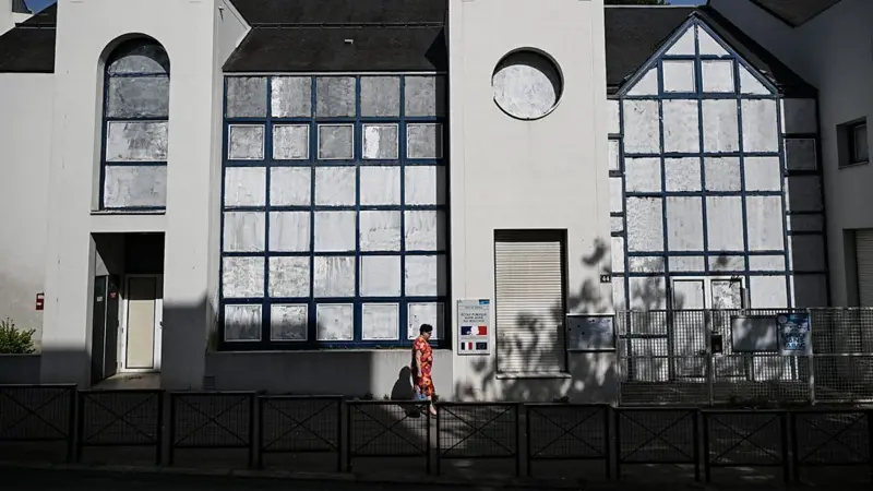 Por qué en Francia están pintando las ventanas con tiza para combatir el calor
