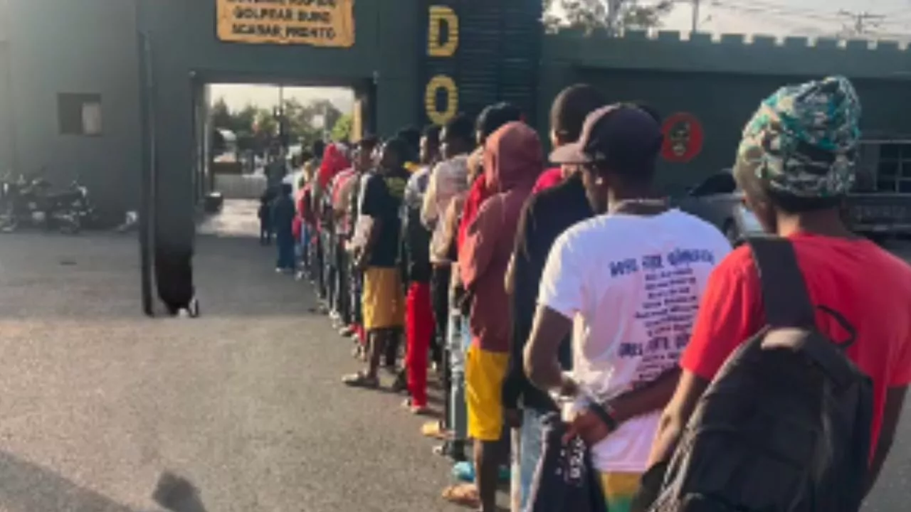 Detienen a 57 haitianos en situación migratoria irregular y les incautan un arma casera