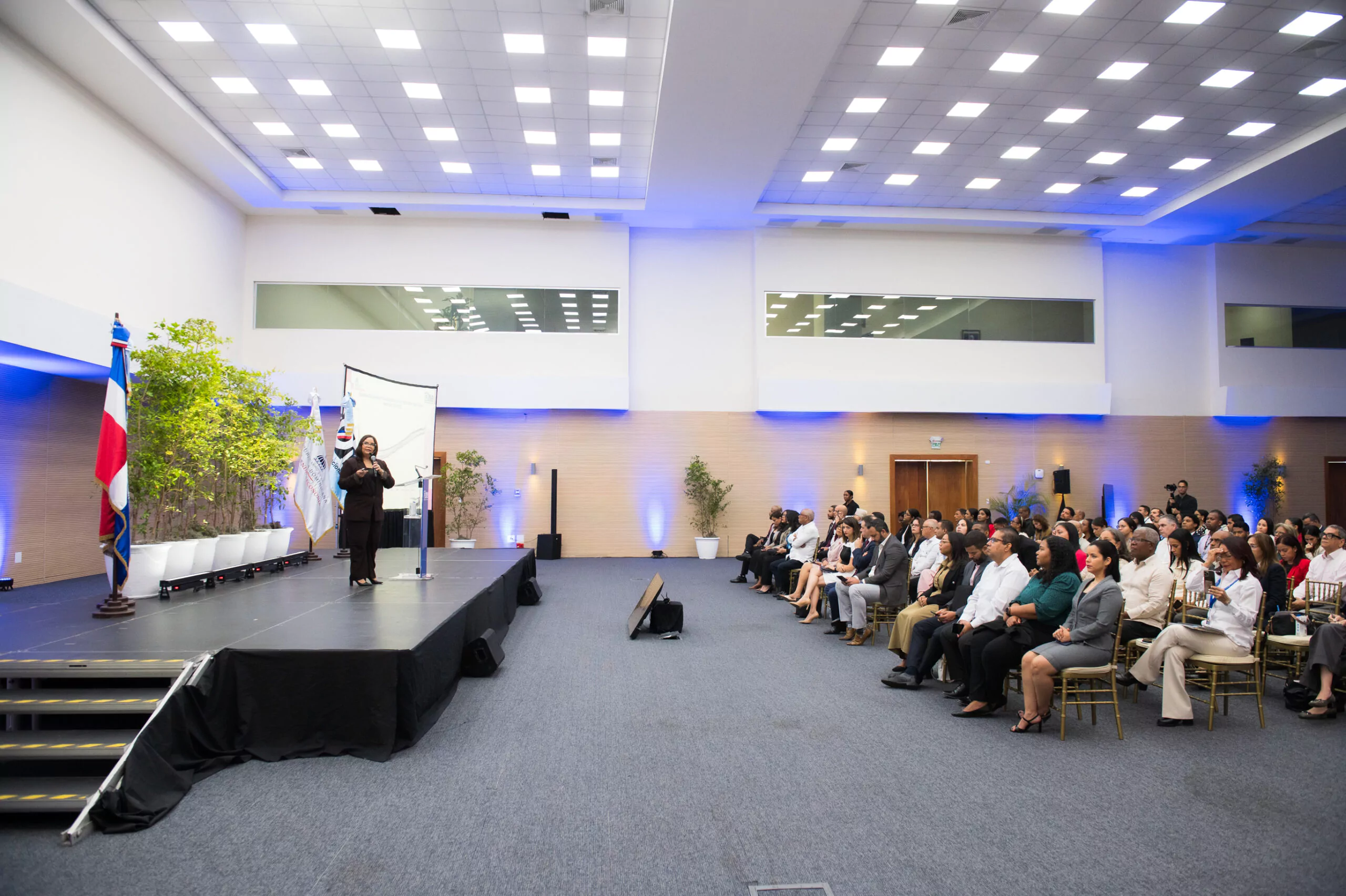 Los dominicanos viven más y tienen menos hijos, revela nueva proyección poblacional