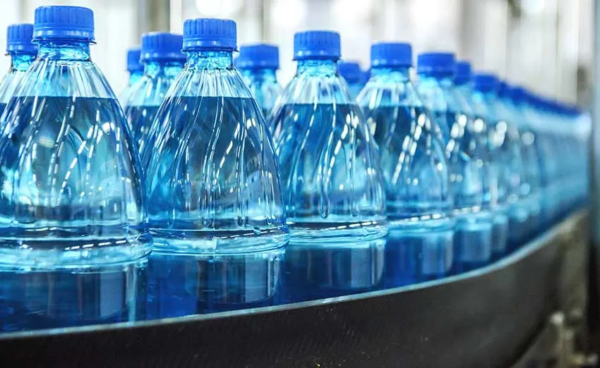 Botellas de agua embotellada en una línea de producción, un producto que mantendría la tasa cero en la reforma tributaria