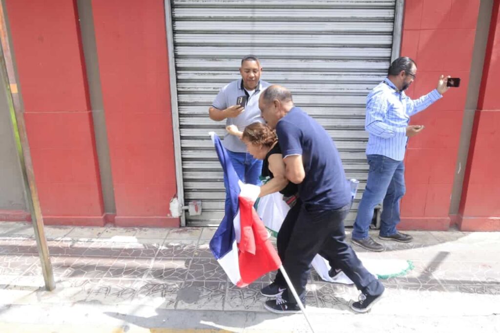 Policía dispersa con bombas lacrimógenas marcha campesina hacia Palacio Nacional