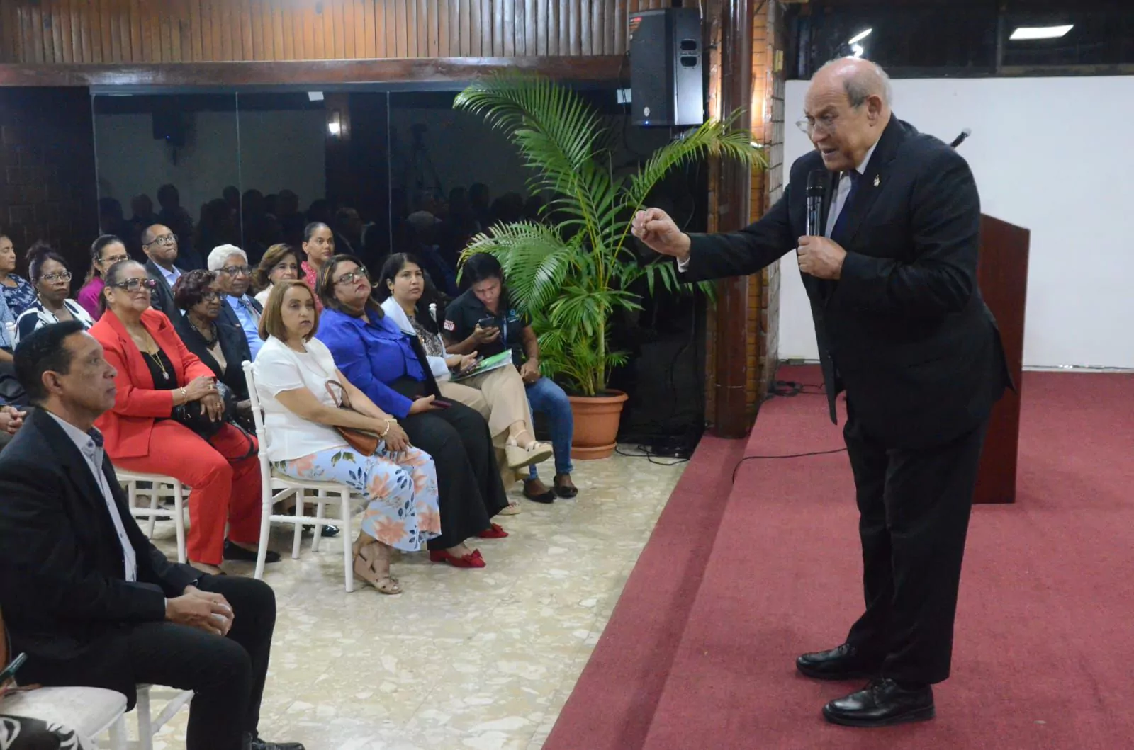 Rafael Santos Badía presenta a los asistentes sobre la Consulta Nacional por la Educación en República Dominicana