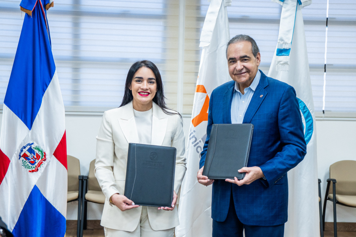 Sky High Dominicana y Hospital Plaza de la Salud firman alianza para promover el turismo médico en RD