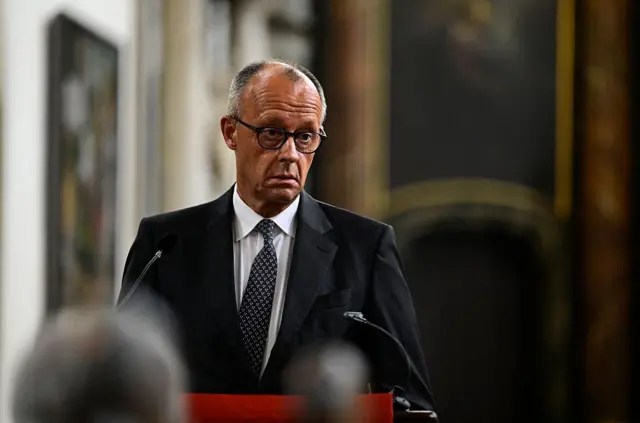 Friedrich Merz durante un servicio religioso en homenaje a los muertos y heridos en el atentado de Berlín.