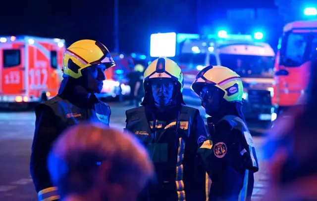 La policía y las ambulancias se encuentran cerca del lugar donde una persona murió y otras resultaron heridas cerca del desfile del Orgullo en Berlín, el 25 de julio de 2026.