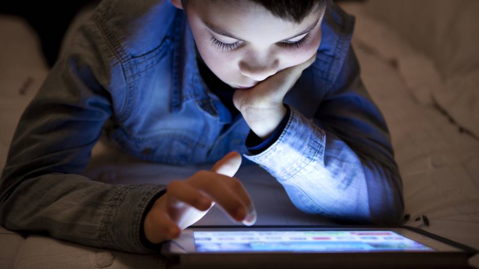 ¿Niños de vacaciones en casa? Psicóloga aconseja reducir el uso de pantallas y fomentar el juego al aire libre