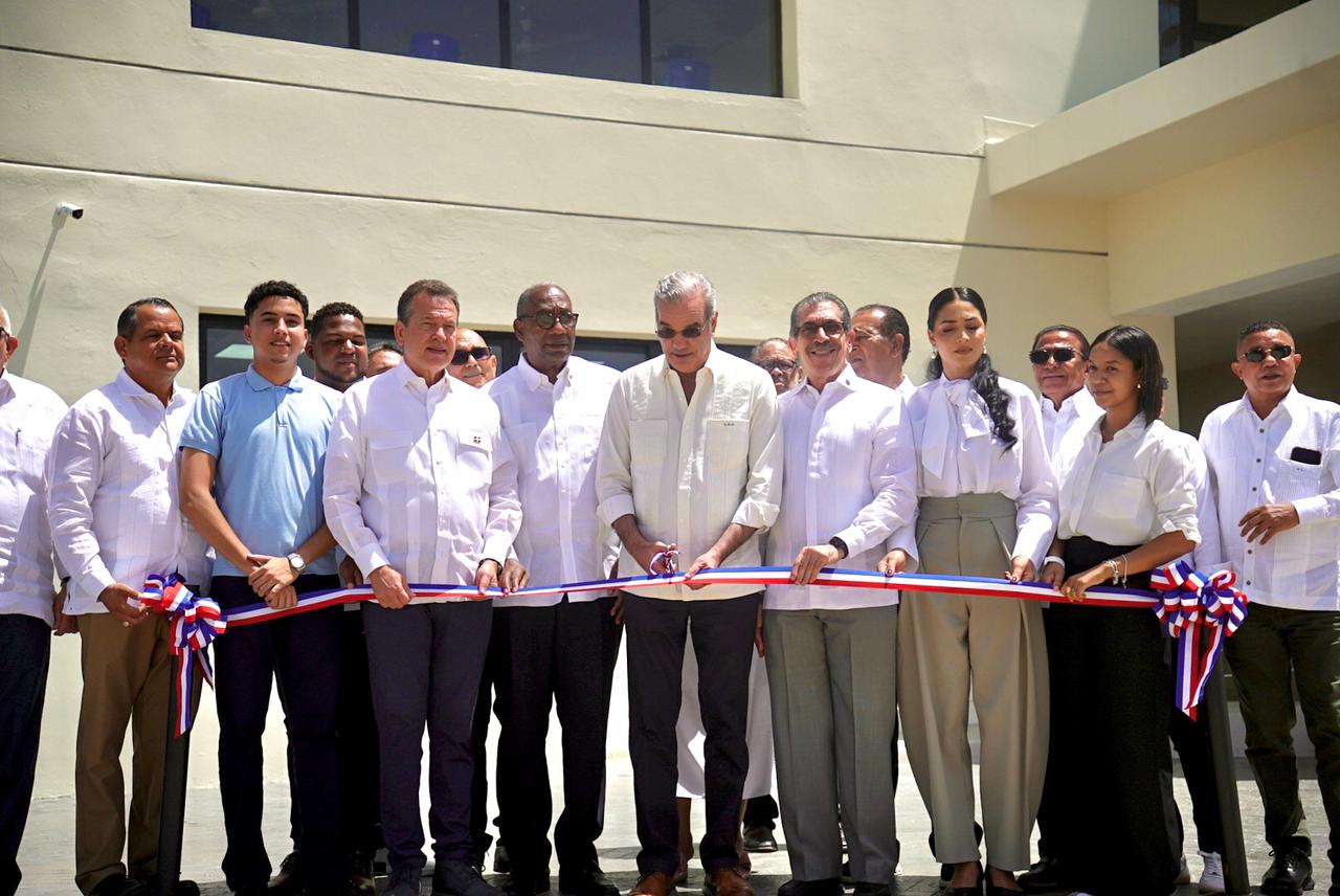 Luis Abinader inaugura moderno centro de la UASD en Santiago Rodríguez