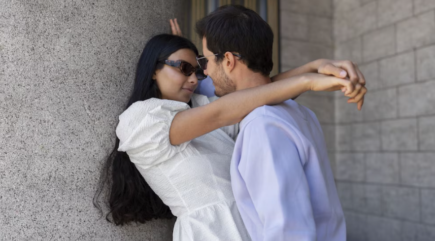 El concepto de “beso robado” ha generado diferentes interpretaciones a lo largo del tiempo. La conversación actual se centra en el respeto y el consentimiento entre las personas. (Magnífico)