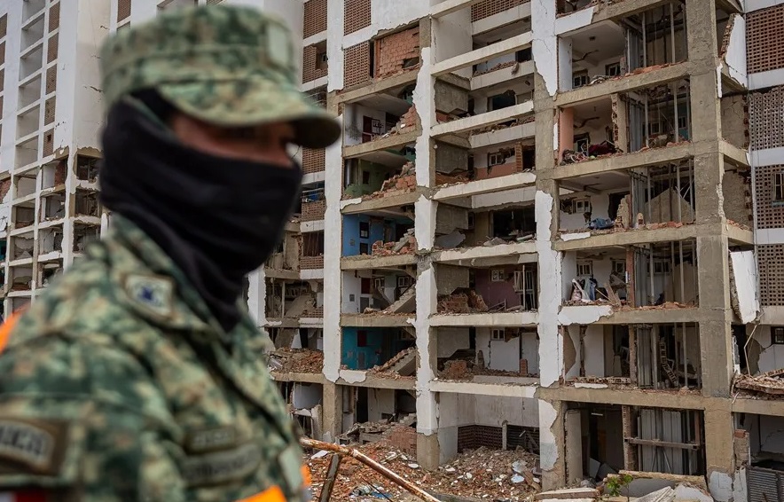 Un rescatista reacciona junto a un edificio afectado por los terremotos, el 30 de junio de 2026, en La Guaira (Venezuela). EFE/Miguel Gutiérrez