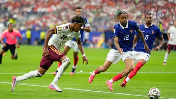 Lamine Yamal en el duelo contra Barcola de este 14 de julio en el partido de semifinales que ganó la selección española.