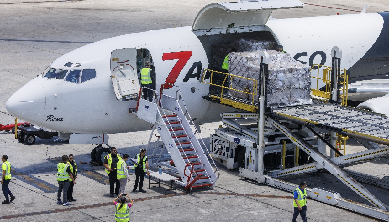 Personal en Miami prepara la ayuda humanitaria que EE.UU. envió ayer a Cuba. EFE