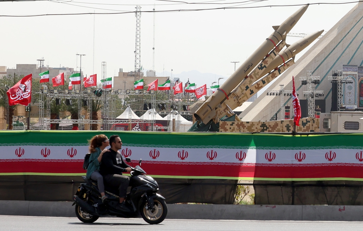 Misiles cercados con banderas en la plaza Azadi en el centro de Teherán, Irán. EFE
