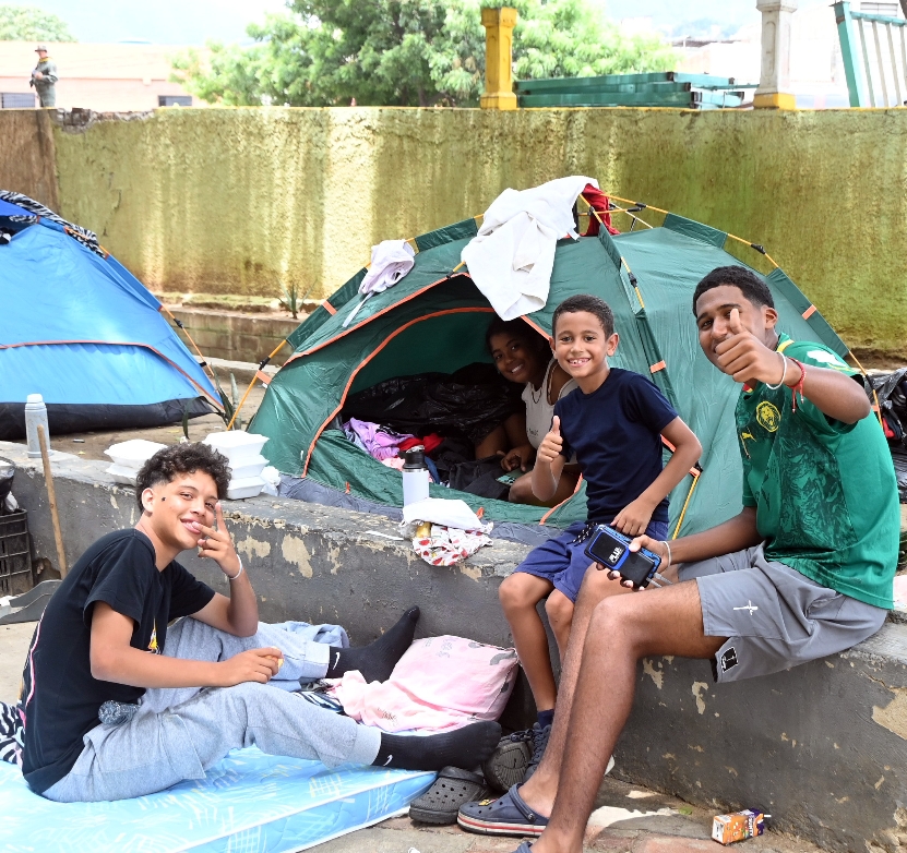 El trauma los hizo regresar a su país; República Dominicana trae ayuda humanitaria