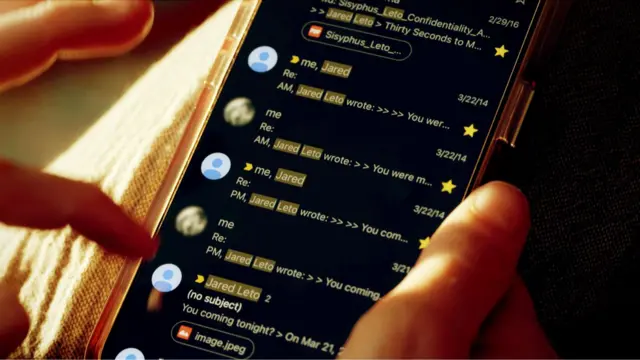 Una pantalla de celular, donde se muestran mensajes entre 